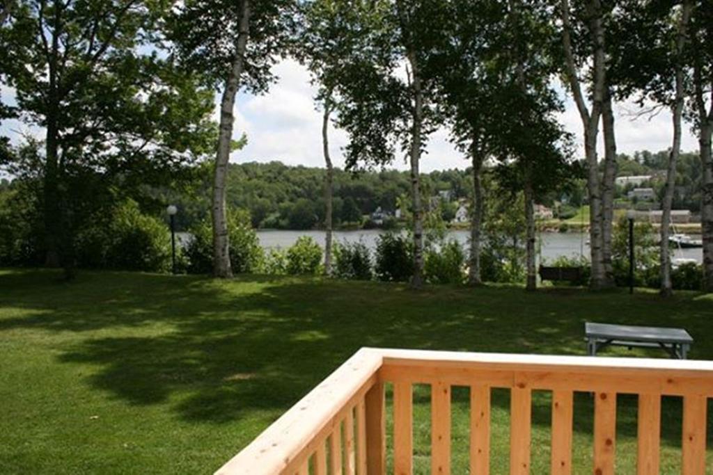 Lanes Riverhouse Inn & Cottages Montague Номер фото